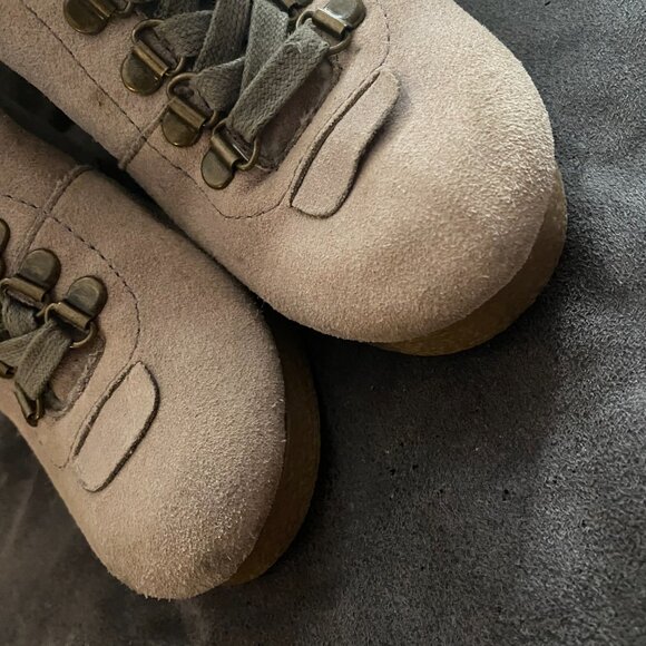 🥾 "Fluffin’ Fabulous: The Two-Time Trekker Boots" - Picture 2 of 5